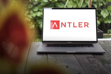 WROCLAW, POLAND - ECTOBER 2, 2023: Antler logosu, bir MacBook Pro ekranında, girişimleri başlatmak ve ölçeklendirmek için altı kıtada olağanüstü kurucularla ortaklık yapan bir şirket.