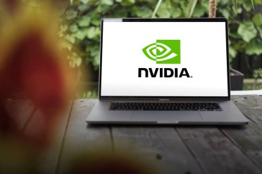 WROCLAW, POLAND - 2 Ekim 2023: Nvidia logosu, grafik işleme birimleri (GPU) tasarlayan Amerikan teknoloji şirketi, bir MacBook Pro ekranında görüntülendi