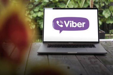 WROCLAW, POLAND - 2 Ekim 2023: Viber logosu, Japon Rakuten şirketine ait bir VoIP ve anlık mesajlaşma uygulaması, bir MacBook Pro ekranında görüntülendi