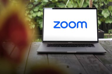 WROCLAW, POLAND - 2 Ekim 2023: Zoom logosu, video kayıt yazılımı, bir MacBook Pro ekranında görüntülendi
