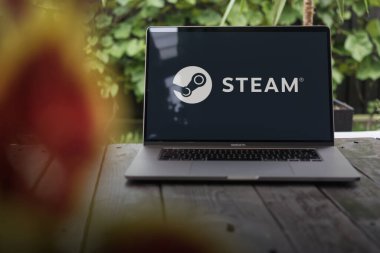 WROCLAW, POLAND - OCTOBER 2, 2023: Buhar Logosu, Valve Corporation tarafından geliştirilen bir video oyunu dijital dağıtım servisi ve mağaza önü, bir MacBook Pro ekranında görüntülendi