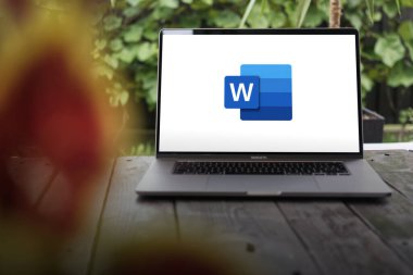 WROCLAW, POLAND - 2 Ekim 2023: Microsoft Word logosu, Microsoft tarafından geliştirilen bir kelime işlemci, bir MacBook Pro ekranında görüntülendi