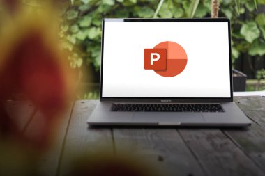 WROCLAW, POLAND - 2 Ekim 2023: Microsoft PowerPoint logosu, bir sunum programı, bir MacBook Pro ekranında görüntülendi