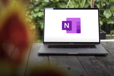 WROCLAW, POLAND - OCTOBER 2, 2023: Microsoft OneNote logosu, not alma yazılımı, Microsoft tarafından geliştirildi, bir MacBook Pro ekranında görüntülendi