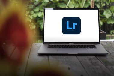 WROCLAW, POLAND - ECTOBER 2, 2023: Adobe Lightroom logosu, Adobe Inc. tarafından geliştirilen görüntü işleme yazılımı, bir MacBook Pro ekranında görüntülendi