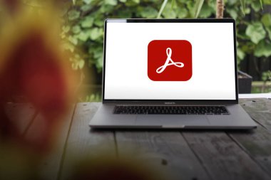 WROCLAW, POLAND - OCTOBER 2, 2023: Adobe Acrobat Pro logosu, Adobe Inc. tarafından geliştirilen bir yazılım, bir MacBook Pro ekran dosyalarında gösteriliyor.