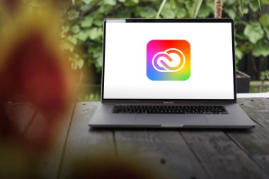 WROCLAW, POLAND - ECTOBER 2, 2023: Adobe Creative Cloud logosu, bir MacBook Pro ekranında sergilenen bir yazılım koleksiyonuna erişim sağlayan Adobe Inc.
