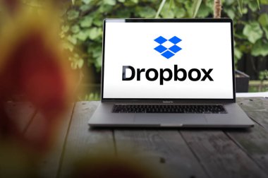 WROCLAW, POLAND - SEPTEMBER 14, 2023: Dropbox logosu, bir MacBook Pro ekran üzerinde sergilenen Amerikan şirketi Dropbox, Inc.