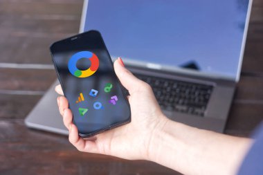 WROCLAW, POLAND - SEPTEMBER 14, 2023: Google Pazarlama Platformu logosu, Google tarafından geliştirilen bir çevrimiçi reklam ve analiz platformu, iPhone ekranında görüntülendi