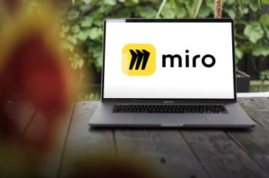 WROCLAW, POLAND - SEPTEMBER 14, 2023: Miro logosu (eski adıyla Realtime Board), MacBook Pro ekranında gösterilen uzaktan iletişim ve proje yönetimini geliştirmek için tasarlanmış bir dijital işbirliği platformu.