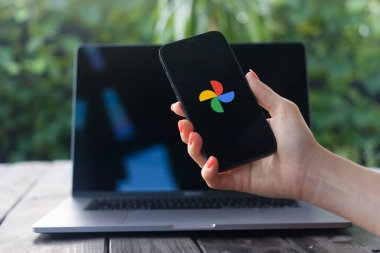 WROCLAW, POLAND - 14 Eylül 2023: Google Fotoğraflar logosu, Google tarafından geliştirilen bir fotoğraf paylaşım ve depolama servisi, iPhone ekranında görüntülendi