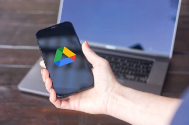 WROCLAW, POLAND - SEPTEMBER 14, 2023: Google Drive logosu, Google tarafından geliştirilen bir dosya depolama ve senkronizasyon hizmeti (Docs, Sheets, Slides, Forms, Keep, Sites) iPhone ekranında görüntülendi