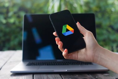 WROCLAW, POLAND - SEPTEMBER 14, 2023: Google Drive logosu, Google tarafından geliştirilen bir dosya depolama ve senkronizasyon hizmeti (Docs, Sheets, Slides, Forms, Keep, Sites) iPhone ekranında görüntülendi