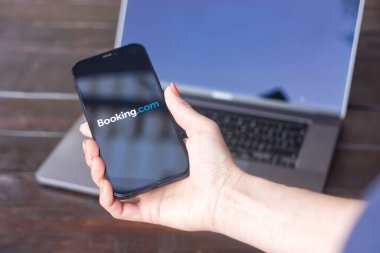 WROCLAW, POLAND - SEPTEMBER 14, 2023: Booking.com logosu, en büyük çevrimiçi seyahat acentelerinden biri, iPhone ekranında görüntülendi