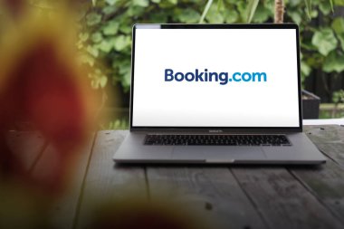 WROCLAW, POLAND - 14 Eylül 2023: Booking.com logosu, en büyük çevrimiçi seyahat acentelerinden biri, bir MacBook Pro ekranında görüntülendi