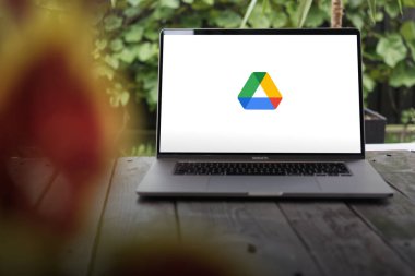 WROCLAW, POLAND - SEPTEMBER 14, 2023: Google Drive logosu, Google tarafından geliştirilen dosya depolama ve senkronizasyon hizmeti (Docs, Sheets, Slides, Forms, Keep) bir MacBook Pro ekranında görüntülendi