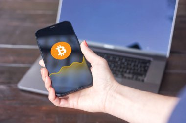 WROCLAW, POLAND - 14 Eylül 2023: Bitcoin logosu (merkezi olmayan dijital para birimi) iPhone ekranında görüntülendi