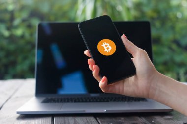 WROCLAW, POLAND - 14 Eylül 2023: Bitcoin logosu (merkezi olmayan dijital para birimi) iPhone ekranında görüntülendi