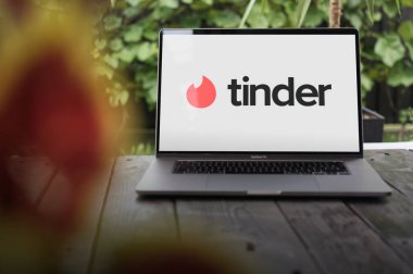 WROCLAW, POLAND - 14 Eylül 2023: Tinder logosu, online flört uygulaması, MacBook Pro ekranında görüntülendi