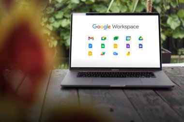 WROCLAW, POLAND - 14 Eylül 2023: Google Çalışma Alanı uygulamaları, bir MacBook Pro ekranında görüntülendi