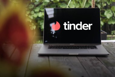 WROCLAW, POLAND - 14 Eylül 2023: Tinder logosu, online flört uygulaması, MacBook Pro ekranında görüntülendi