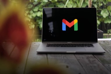 WROCLAW, POLAND - 14 Eylül 2023: Gmail logosu, Google tarafından sağlanan ücretsiz e-posta servisi, bir MacBook Pro ekranında görüntülendi