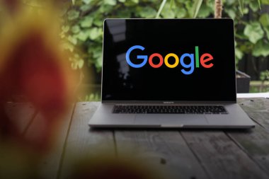 WROCLAW, POLAND - 14 Eylül 2023: Google logosu, Larry Page tarafından kurulan çok uluslu Amerikan teknoloji şirketi, bir MacBook Pro ekranında sergilendi