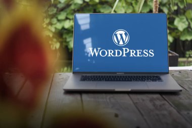 WROCLAW, POLAND - 14 Eylül 2023: WordPress logosu, web içeriği yönetim sistemi (CMS), bir MacBook Pro ekranında görüntülendi