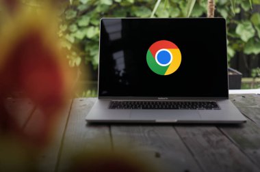 WROCLAW, POLAND - SEPTEMBER 14, 2023: Google Chrome logosu, Google tarafından geliştirilen çapraz platform web tarayıcısı, bir MacBook Pro ekranında görüntülendi