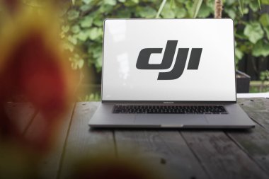 WROCLAW, POLAND - 14 Eylül 2023: DJI logosu, öncelikle insansız hava araçlarının üretimiyle tanınan Çin teknoloji şirketi, bir MacBook Pro ekranında sergilendi.