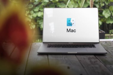 WROCLAW, POLAND - SEPTEMBER 14, 2023: MacOS logosu (Mac OS X), Apple Inc. tarafından geliştirilen bir işletim sistemidir.