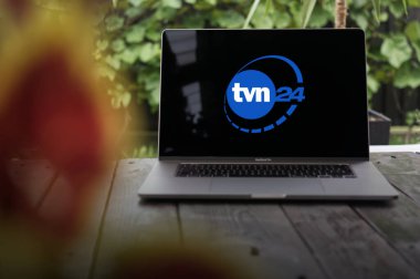 WROCLAW, POLAND - 14 Eylül 2023: TVN24 logosu, Polonya 24 saatlik ticari haber kanalı, TVN Network 'un bir parçası, bir MacBook Pro ekranında görüntülendi