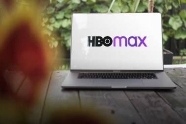 WROCLAW, POLAND - SEPTEMBER 14, 2023: HBO Max logosu, Warner Bros. 'a ait talep üzerine abone olan Amerikan abonelik videosu, bir MacBook Pro ekranında sergilendi