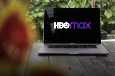 WROCLAW, POLAND - SEPTEMBER 14, 2023: HBO Max logosu, Warner Bros. 'a ait talep üzerine abone olan Amerikan abonelik videosu, bir MacBook Pro ekranında sergilendi