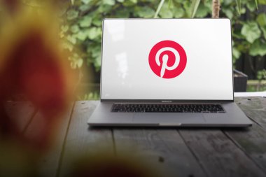 WROCLAW, POLAND - SEPTEMBER 14, 2023: Pinterest logosu, resim paylaşımı ve fikir kaydetmek için tasarlanmış sosyal medya servisi, bir MacBook Pro ekranında gösterilen pinboardlarda organize edilmiş resimleri kullanarak