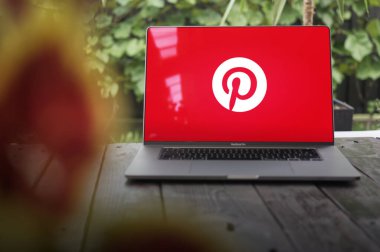 WROCLAW, POLAND - SEPTEMBER 14, 2023: Pinterest logosu, resim paylaşımı ve fikir kaydetmek için tasarlanmış sosyal medya servisi, bir MacBook Pro ekranında gösterilen pinboardlarda organize edilmiş resimleri kullanarak
