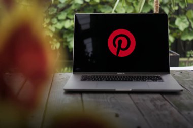 WROCLAW, POLAND - SEPTEMBER 14, 2023: Pinterest logosu, resim paylaşımı ve fikir kaydetmek için tasarlanmış sosyal medya servisi, bir MacBook Pro ekranında gösterilen pinboardlarda organize edilmiş resimleri kullanarak