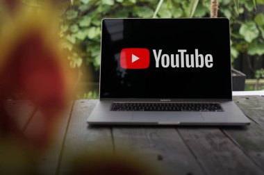 WROCLAW, POLAND - SEPTEMBER 14, 2023: YouTube logosu, Google tarafından geliştirilen Amerikan çevrimiçi video paylaşım ve sosyal medya platformu, bir MacBook Pro ekranında görüntülendi
