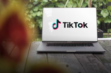 WROCLAW, POLAND - 14 Eylül 2023: Kısa videoları paylaşmak için Çin sosyal medya platformu - MacBook Pro ekranında TikTok logosu gösterildi
