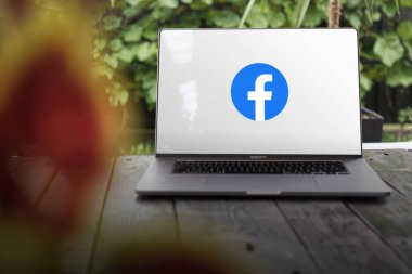 WROCLAW, POLAND - 14 Eylül 2023: Facebook logosu, Mark Zuckerberg tarafından kurulan sosyal medya ağı, bir MacBook Pro ekranında görüntülendi