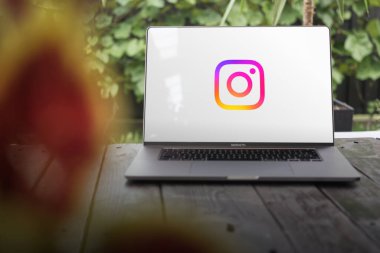 WROCLAW, POLAND - 14 Eylül 2023: Instagram logosu, Nisan 2012 'de Facebook tarafından elde edilen fotoğraf sosyal ağı, bir MacBook Pro ekranında görüntülendi