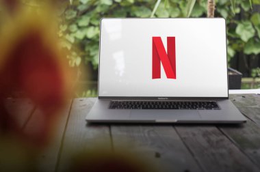 WROCLAW, POLAND - 14 Eylül 2023: Amerikan VOD yayın platformu - Netflix logosu MacBook Pro ekranında gösterildi