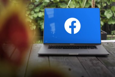 WROCLAW, POLAND - 14 Eylül 2023: Facebook logosu, Mark Zuckerberg tarafından kurulan sosyal medya ağı, bir MacBook Pro ekranında görüntülendi