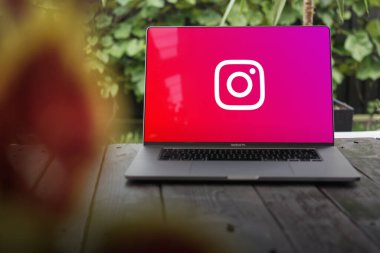 WROCLAW, POLAND - 14 Eylül 2023: Instagram logosu, Nisan 2012 'de Facebook tarafından elde edilen fotoğraf sosyal ağı, bir MacBook Pro ekranında görüntülendi