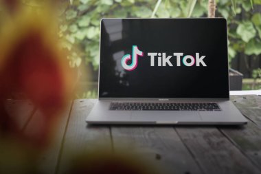 WROCLAW, POLAND - 14 Eylül 2023: Kısa videoları paylaşmak için Çin sosyal medya platformu - MacBook Pro ekranında TikTok logosu gösterildi