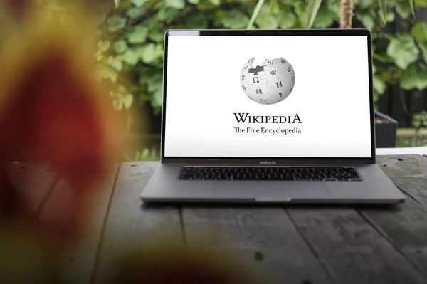 Wroclaw ポーランド October 2023 Wikipediaのロゴ ボランティアのコミュニティによって書かれ 維持された無料のオンライン百科事典 Macbook Pro画面に表示されます — ストック写真