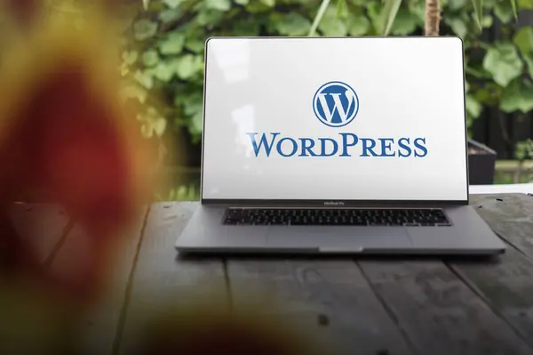 WROCLAW, POLAND - 14 Eylül 2023: WordPress logosu, web içeriği yönetim sistemi (CMS), bir MacBook Pro ekranında görüntülendi