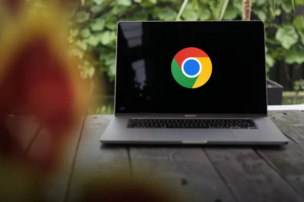 Wroclaw Poland September 2023 Google Chromeのロゴ Googleが開発したクロスプラットフォームのWebブラウザ Macbook Pro画面に表示される — ストック写真