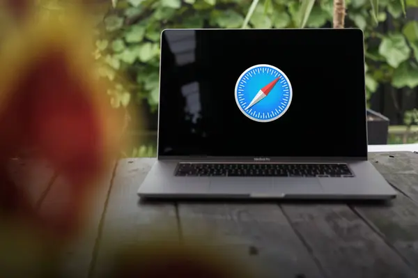 WROCLAW, POLAND - 14 Eylül 2023: Safari logosu, Apple tarafından geliştirilen web tarayıcısı, bir MacBook Pro ekranında görüntülendi