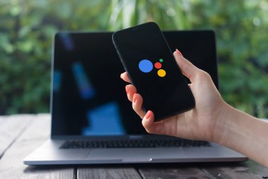 WROCLAW, POLAND - 5 Ekim 2023: Google Asistan logosu, iPhone Pro ekranında gösterilen sanal bir yazılım uygulaması